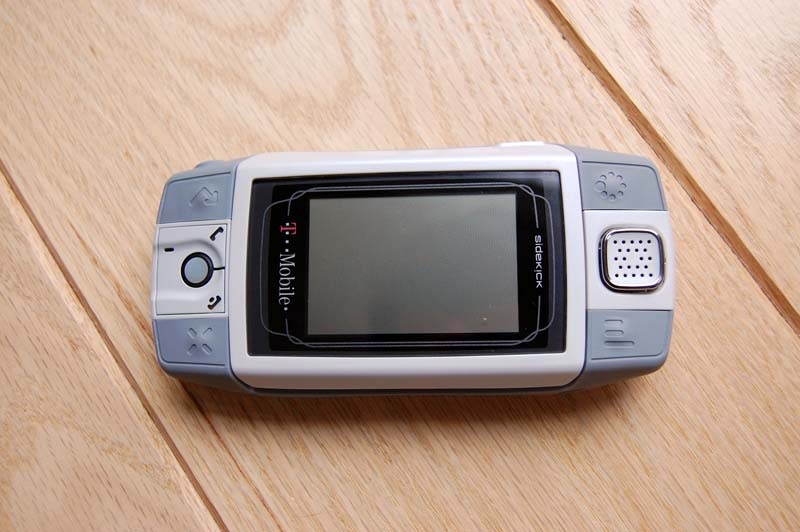 Illustration for article titled Unboxed: Our Shots of the Sidekick iD